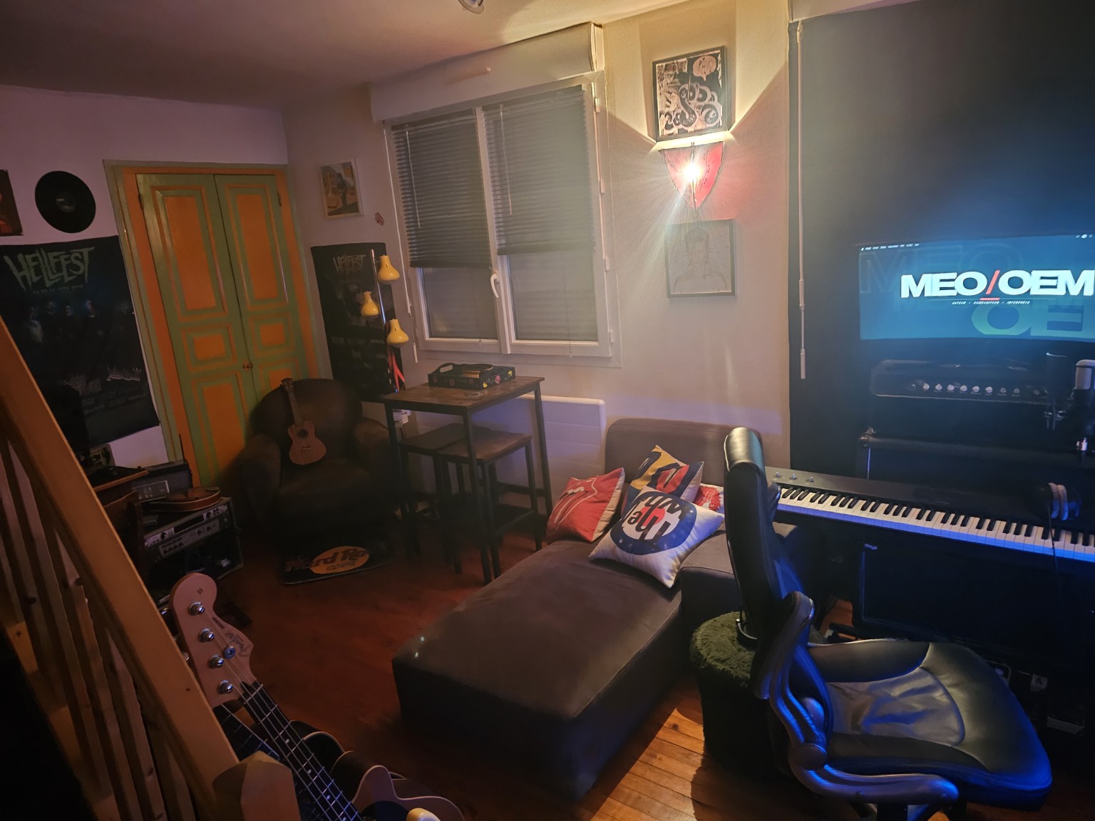 L’autre côté du studio MEO / OEM, avec le canapé, les instruments et le coin où les idées prennent forme.